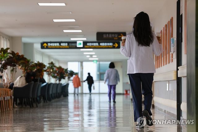 서울 시내 한 대학병원에서 이동하는 의료 관계자