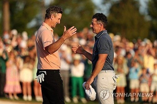 연장전에서 우승한 매킬로이를 축하하는 로즈.