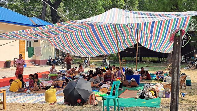 텐트에서 생활하는 미얀마 이재민들