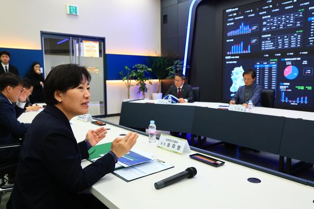 농수산물 온라인도매시장 상황실 찾은 송미령 장관