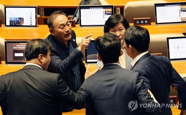 본회의서 언쟁하는 김원이 의원과 권영진 의원