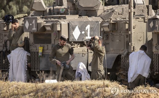 이스라엘군 장갑차와 군인들