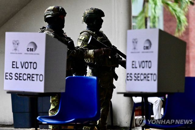 대선 투표함 지키는 에콰도르 장병