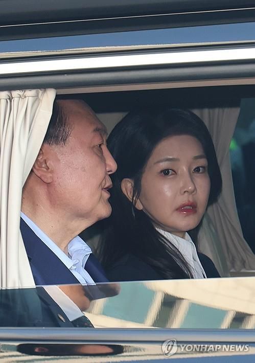관저 떠나는 윤석열 전 대통령과 부인 김건희씨 