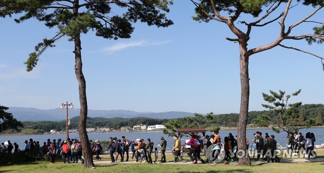 경포호 걷는 사람들