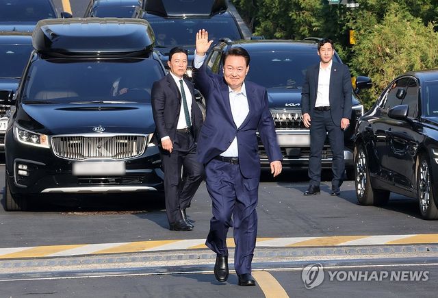 손 흔들며 관저 나서는 윤 전 대통령