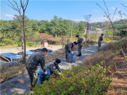산책로 쓸고 배수로 정비도