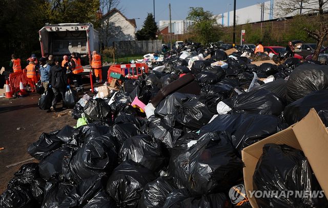 버밍엄 한 커뮤니티센터 앞에 쌓인 쓰레기
