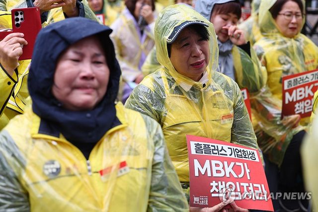 삭발식 지켜보며 눈물흘리는 홈플러스지부 조합원들