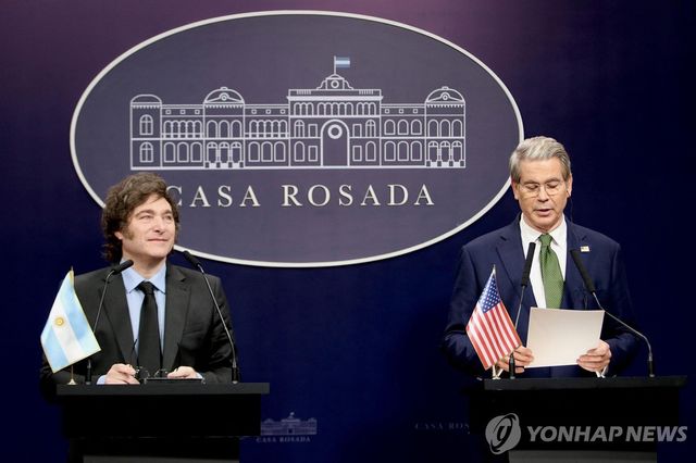 하비에르 밀레이 아르헨티나 대통령(왼쪽)과 스콧 베선트 미 재무부 장관