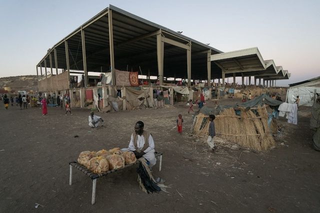 수단 게다레프주의 실향민을 상대로 빵을 판매하는 상인