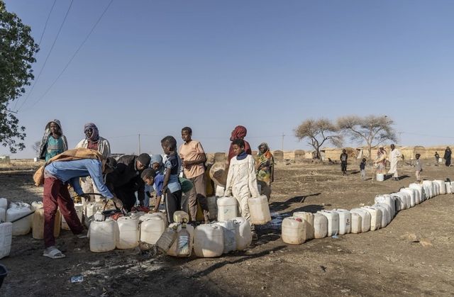 물통을 든 수단 실향민 어린이들
