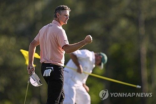 4라운드 18번 홀에서 버디를 잡고 주먹을 불끈 쥔 로즈.