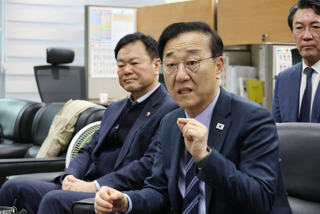 간담회하는 민주당 김윤덕 사무총장