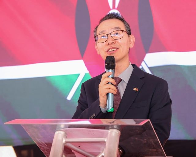 축사하는 강형식 주케냐대사