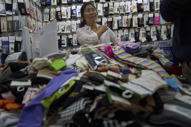 중국 저장성 이우 시장 내 양말 매장. 기사와 관련 없는 자료사진입니다. 