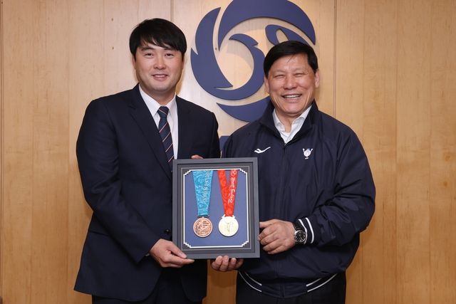 올림픽 메달 2개를 기증한 정대현(왼쪽) 삼성 코치와 허구연 KBO 총재