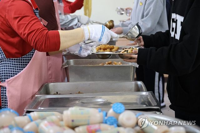 급식 배식 받는 둔산여고 학생들