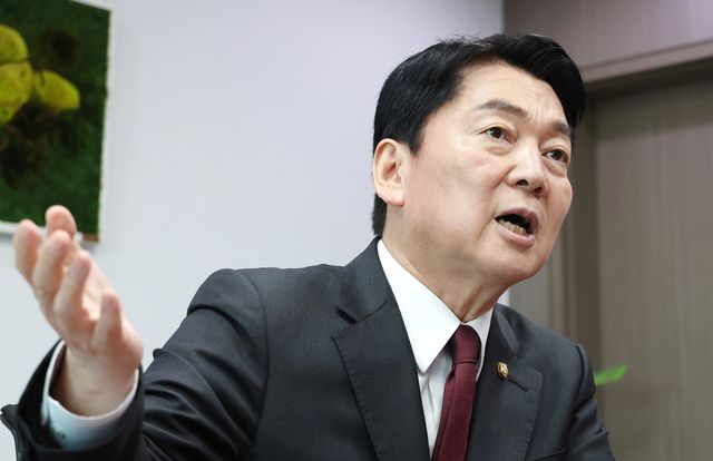 연합뉴스 취재진과 인터뷰하는 안철수 의원