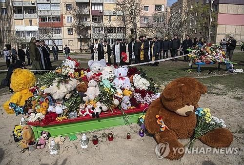 러시아의 미사일 공격을 받은 우크라 크리비리흐 놀이터의 추모 현장