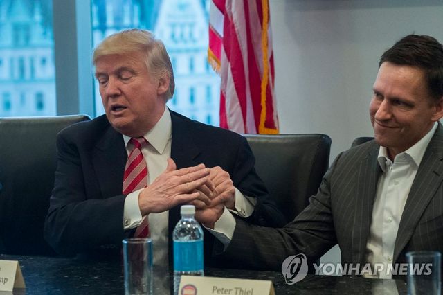 도널드 트럼프 미국 대통령(왼쪽)과 피터 틸 팔란티어 창업자(2016년)