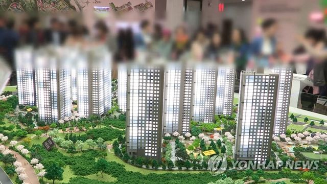 아파트 견본주택을 둘러보는 청약 수요자들