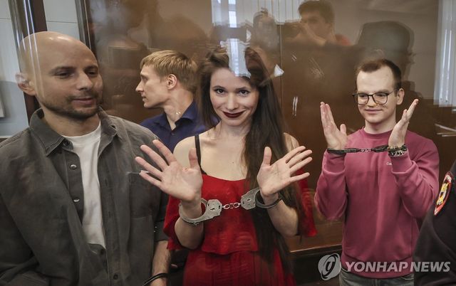 재판 받는 기자들. 왼쪽부터 세르게이 카렐린, 콘스탄틴 가보프, 안토니나 파보르스카야, 아르톰 크리게르. 