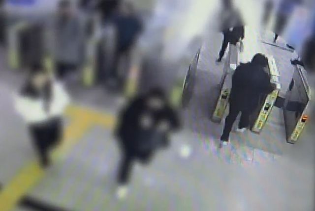 경찰 피해 도주하는 A씨(오른쪽)