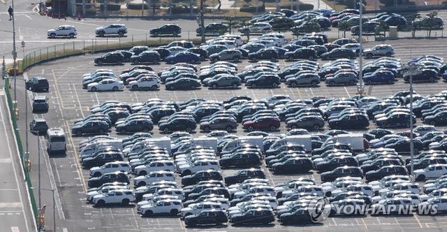 수출 대기 중인 자동차