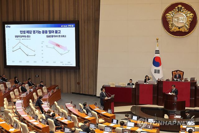 질문듣는 최상목 부총리 겸 기획재정부 장관