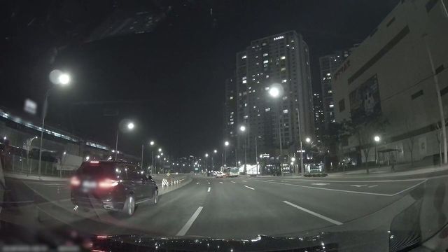 신호 위반하고 저속 주행 중인 음주 차량