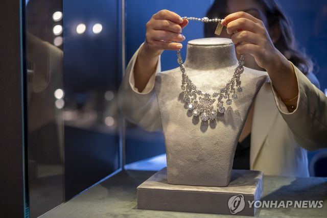 경매에 나온 다이아몬드 목걸이