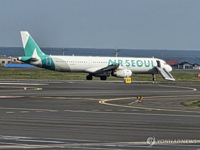 제주공항 활주로서 승객이 비상문 열어…이륙포기