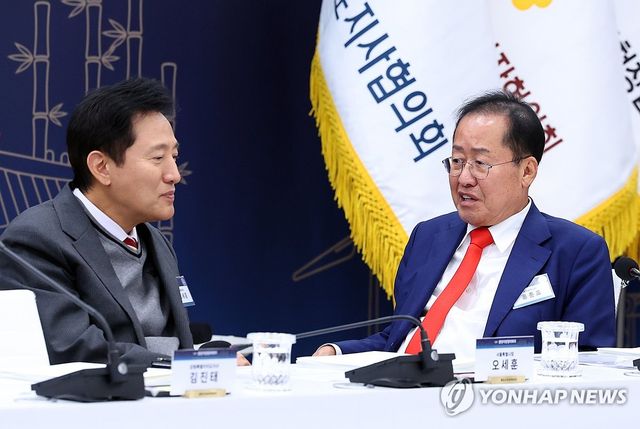 대화하는 오세훈 서울시장과 홍준표 전 대구시장