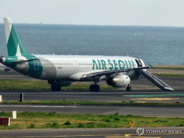 제주공항에서 비상 탈출 슬라이드 열린 항공기