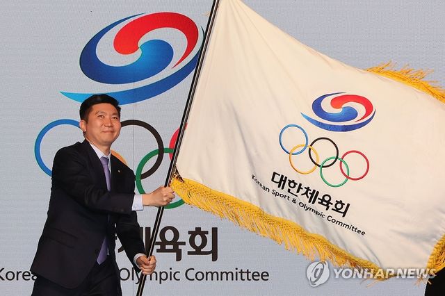 대한체육회기 흔드는 유승민 대한체육회장