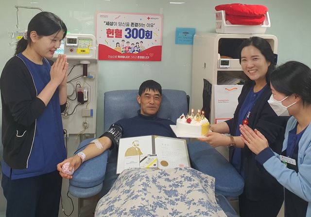 헌혈 300회 달성한 진민규씨