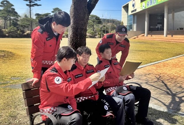 초등생들이 써 보낸 손 편지 읽는 산불진화대원들