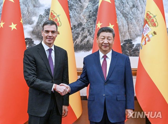 악수하는 페드로 산체스 스페인 총리와 시진핑 중국 국가주석