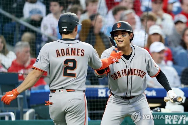 2회 윌리 아다메스의 시즌 첫 홈런을 축하하는 이정후(오른쪽)