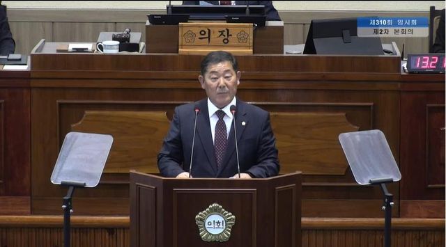 본회의장에서 발언하는 조만제 함안군의원