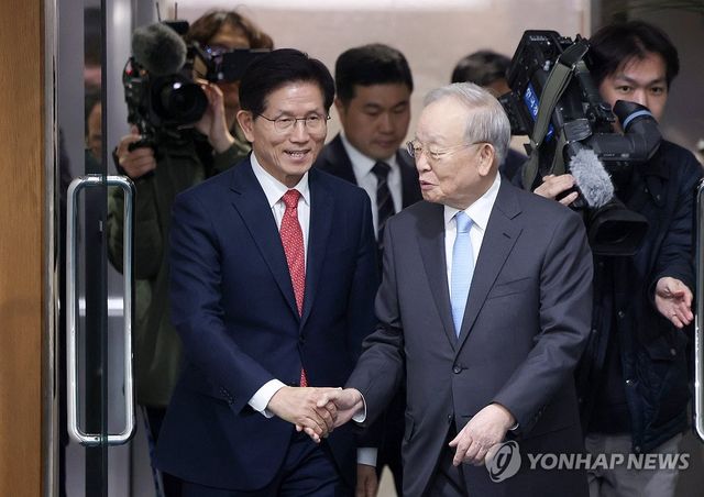 이동하는 김문수 전 장관-손경식 회장