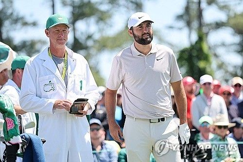 야디지북을 보면서 쳐야 할 거리를 의논하는 스코티 셰플러와 캐디. 