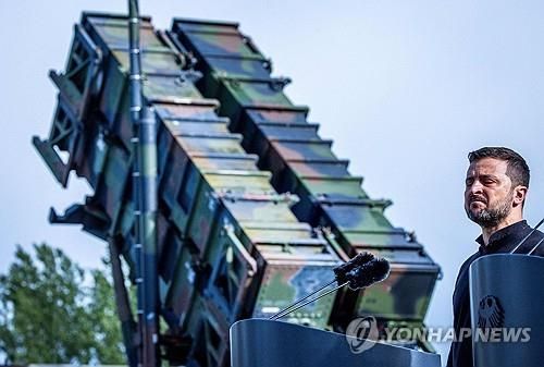 독일 패트리엇 포대 앞에서 발언중인 젤렌스키 대통령