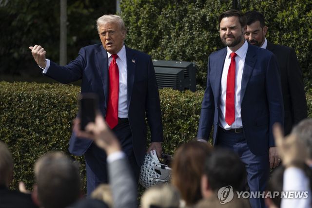 트럼프 대통령(왼쪽)과 함께 있는 밴스 부통령
