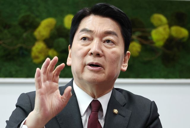 연합뉴스 취재진과 인터뷰하는 안철수 의원