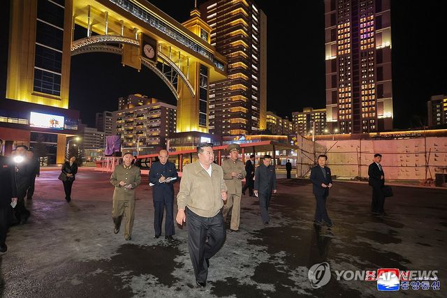 김정은, 준공 앞둔 화성지구 3단계구역 준비정형 시찰
