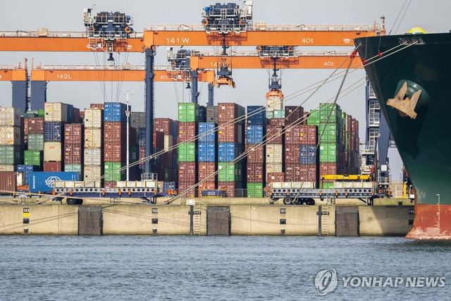 유럽의 항구에 쌓인 화물들