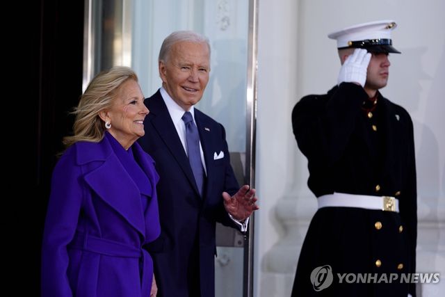 지난 1월 20일(현지시간) 트럼프 대통령 취임일에 백악관에서 트럼프 부부를 기다리는 바이든 전 대통령 부부 