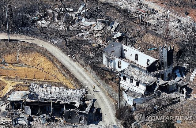 산불에 쑥대밭 된 마을 살펴보는 주민